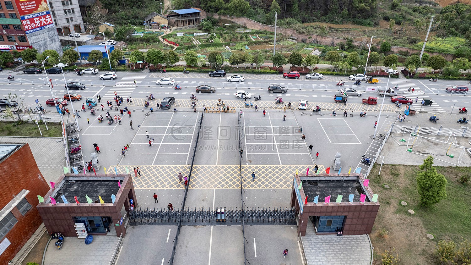 隆回思源学校放学场景