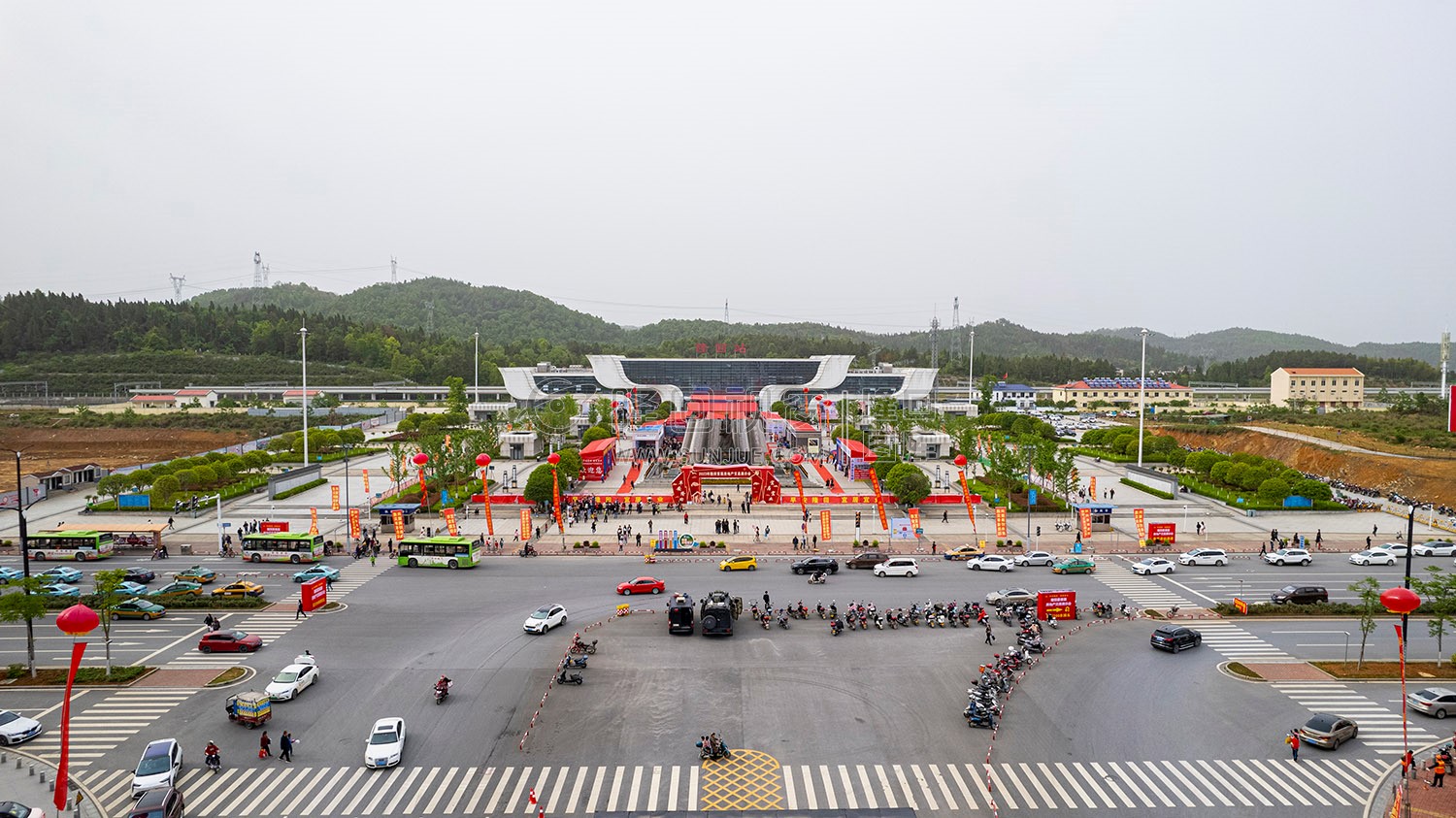 隆回首届房交会在高铁站举行