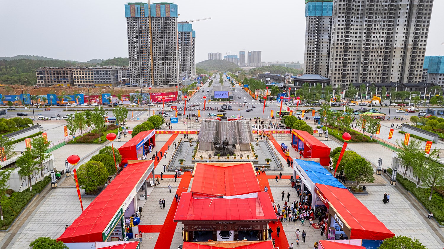 隆回首届房交会在高铁站举行