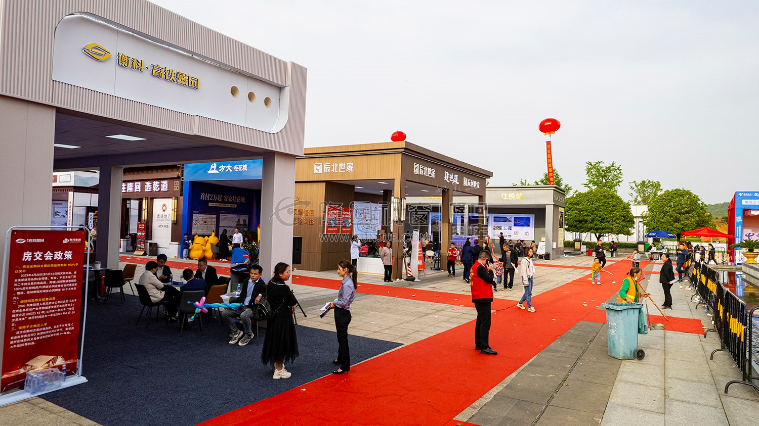 隆回首届房交会在高铁站举行