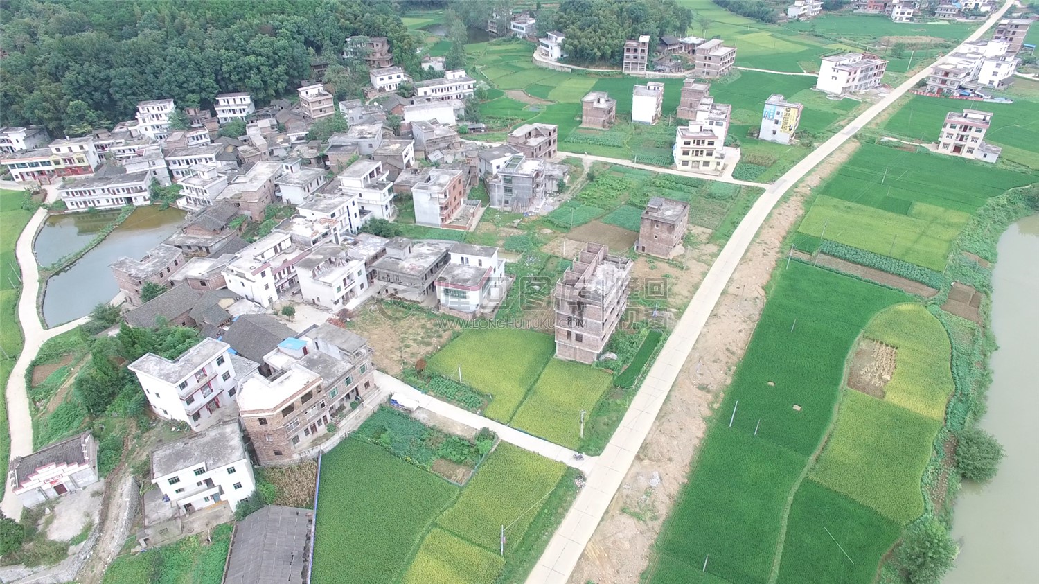 优先村，隆武公路修建中