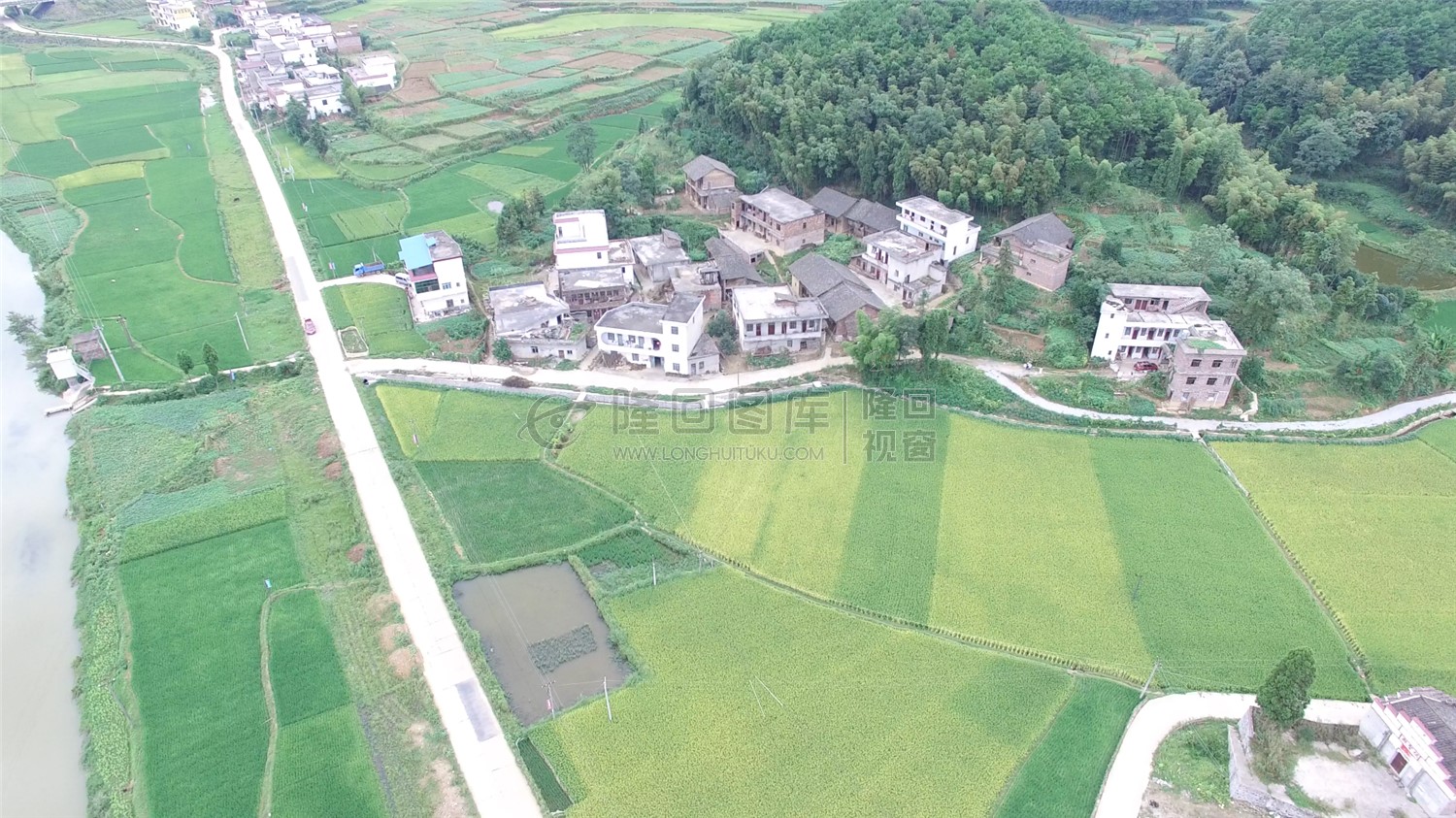 优先村，隆武公路修建中