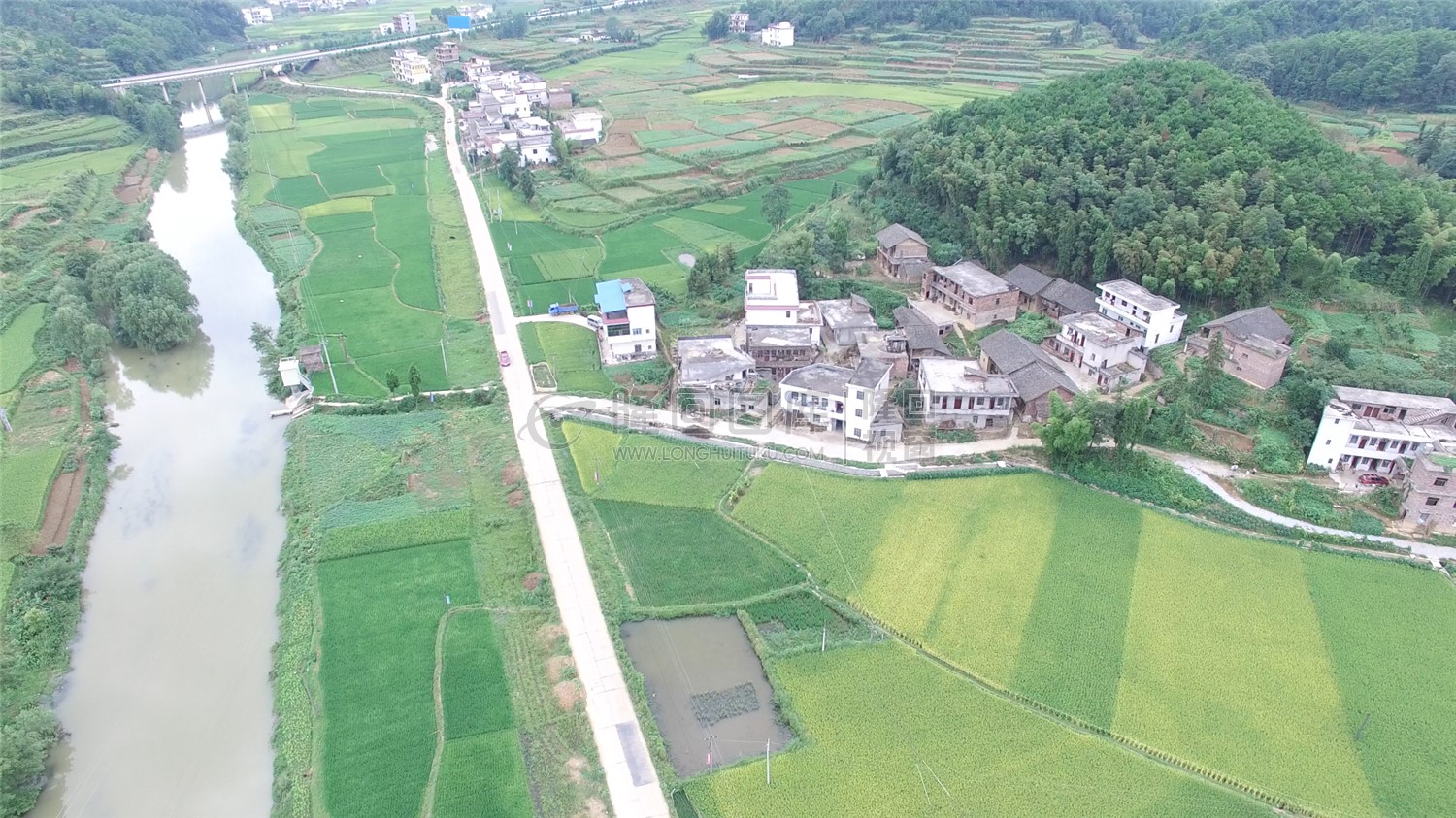 优先村，隆武公路修建中