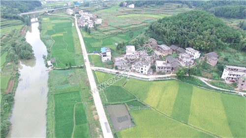 优先村，隆武公路修建中