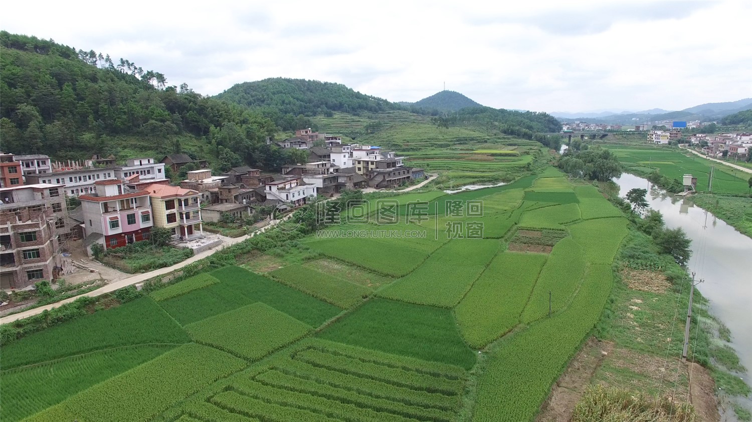 优先村，隆武公路修建中