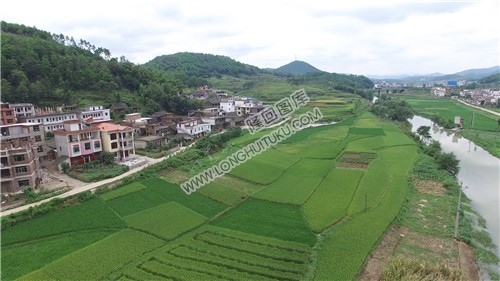 优先村，隆武公路修建中