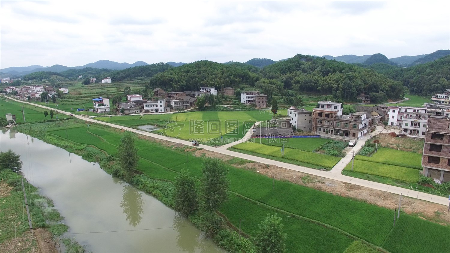 优先村，隆武公路修建中