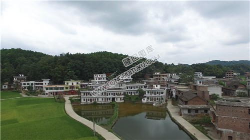 优先村，隆武公路修建中