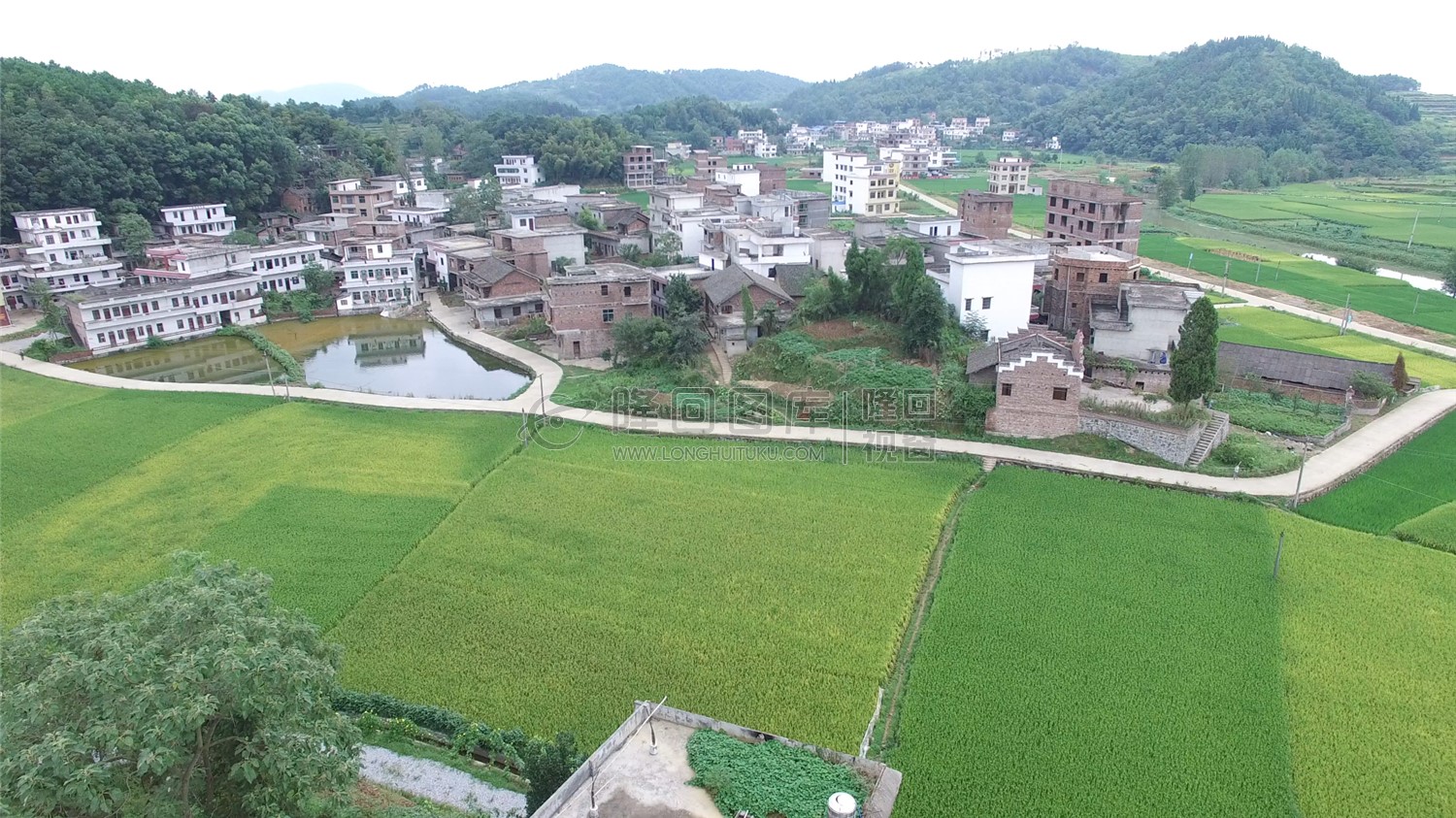 优先村，隆武公路修建中