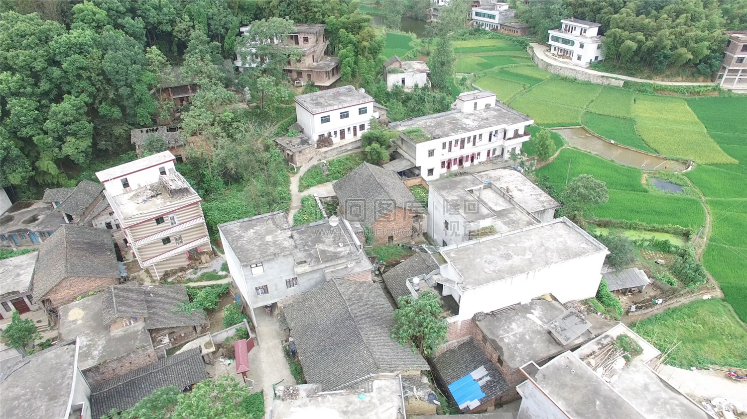 优先村，隆武公路修建中