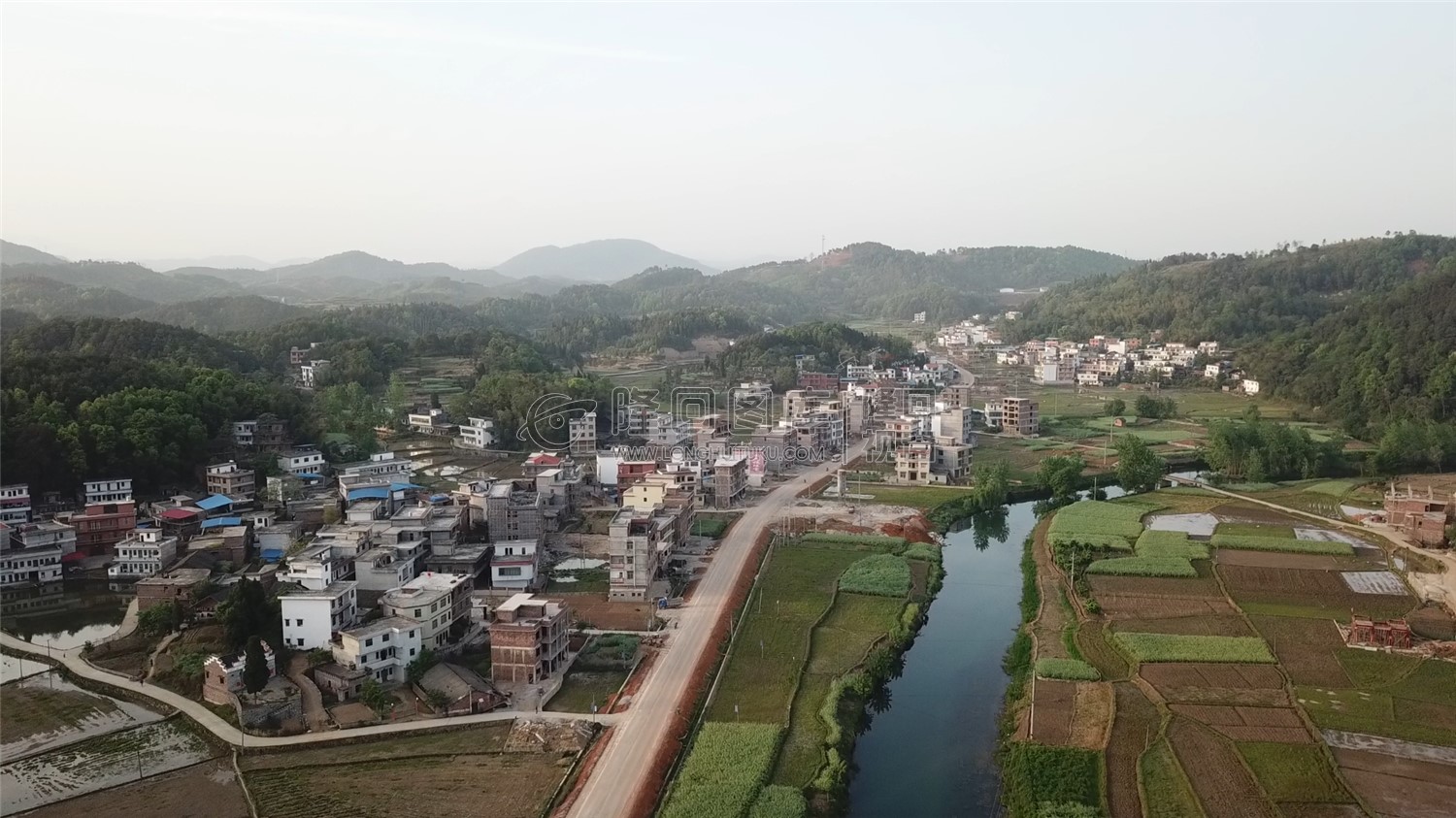 优先村，春秋的乡村风光