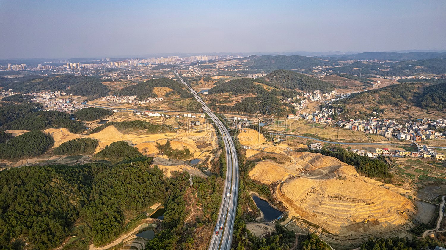 新新高速屋主塘枢纽，开挖建设中