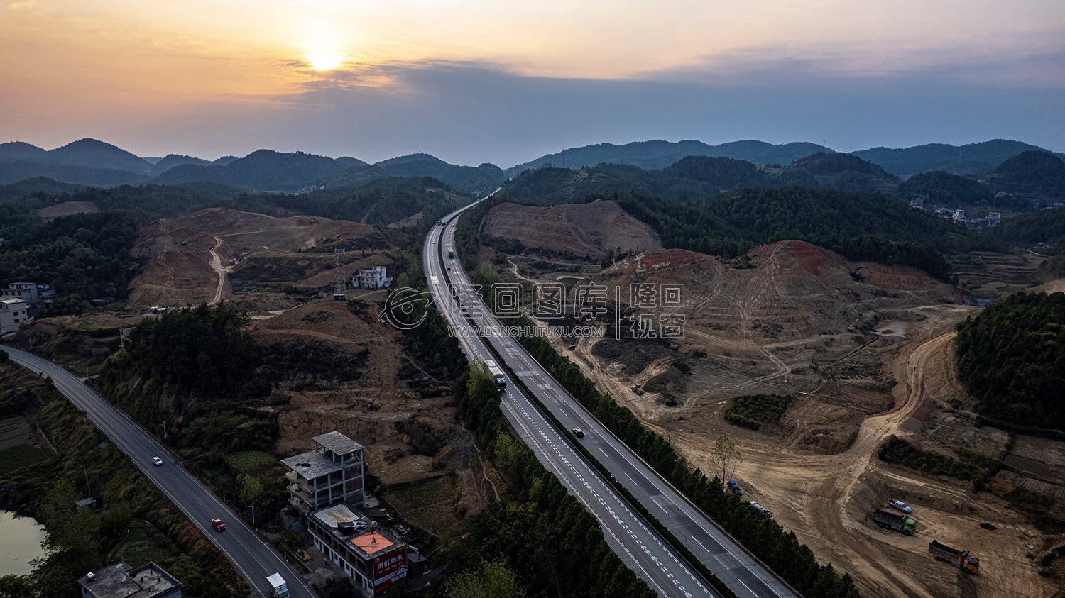 新新高速屋主塘枢纽，开挖建设中