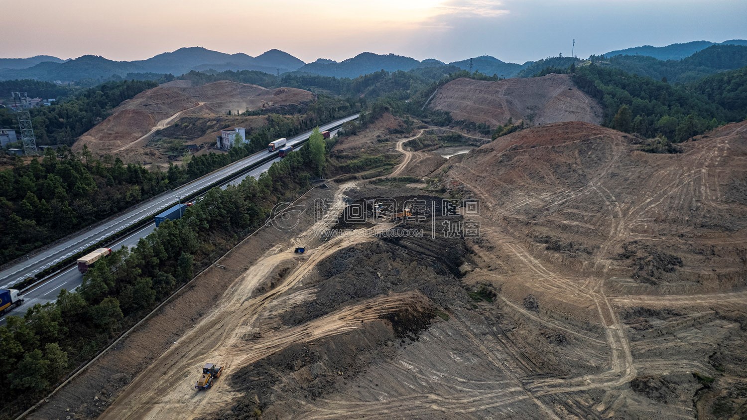 新新高速屋主塘枢纽，开挖建设中