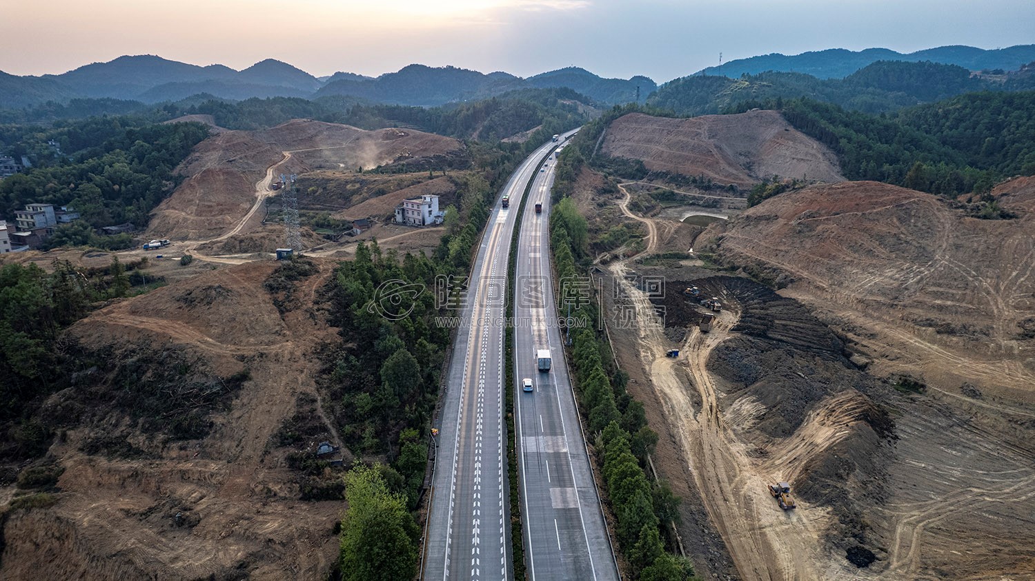 新新高速屋主塘枢纽，开挖建设中