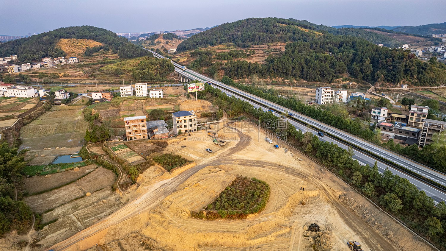 新新高速屋主塘枢纽，开挖建设中