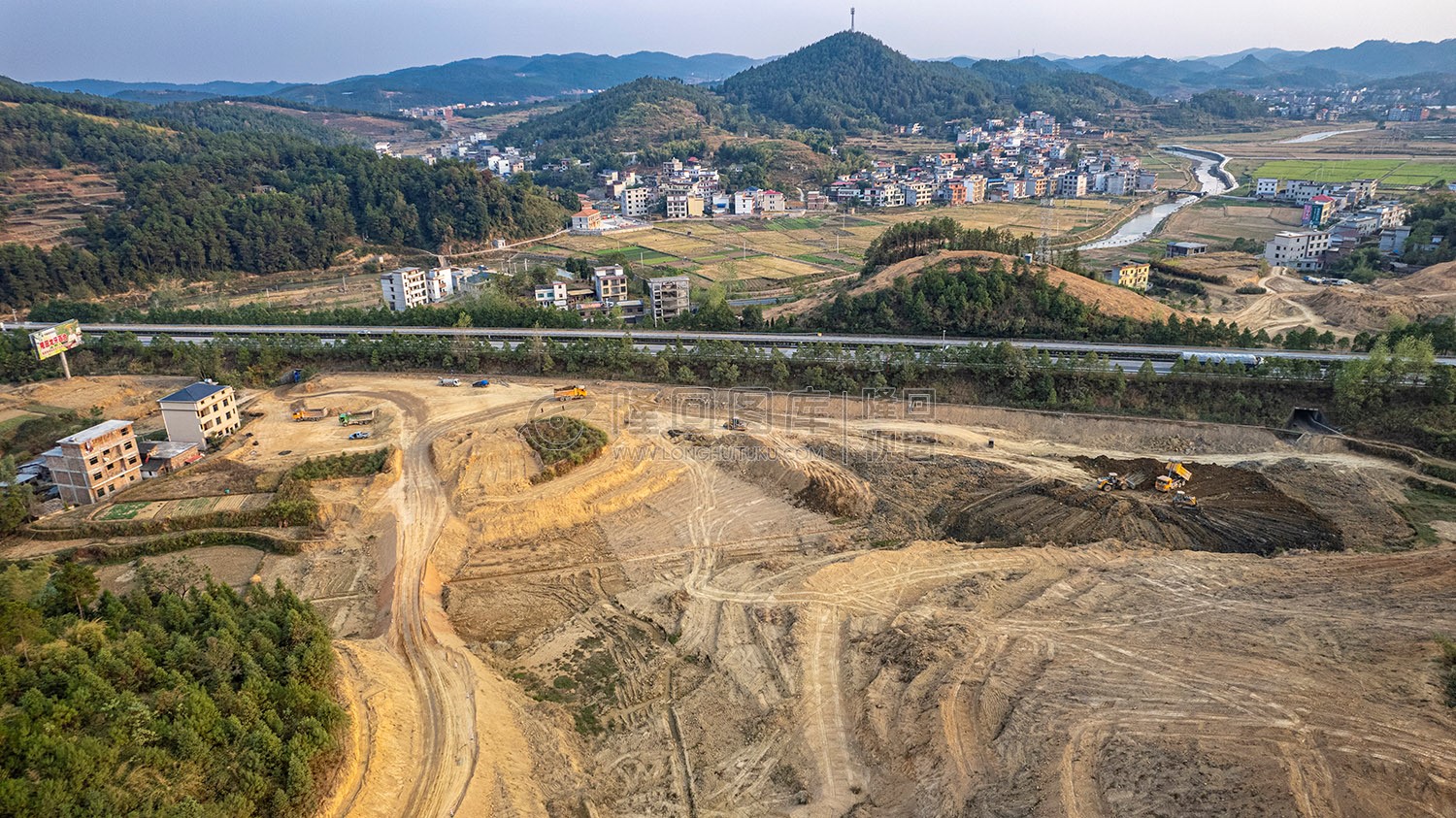 新新高速屋主塘枢纽，开挖建设中