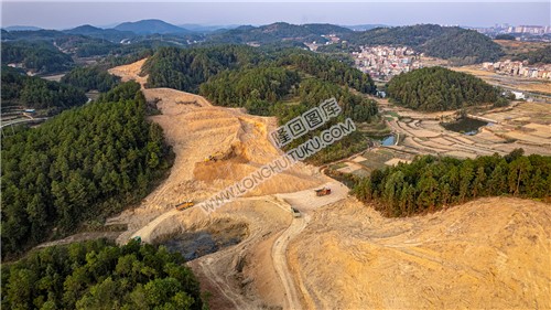 新新高速屋主塘枢纽，开挖建设中