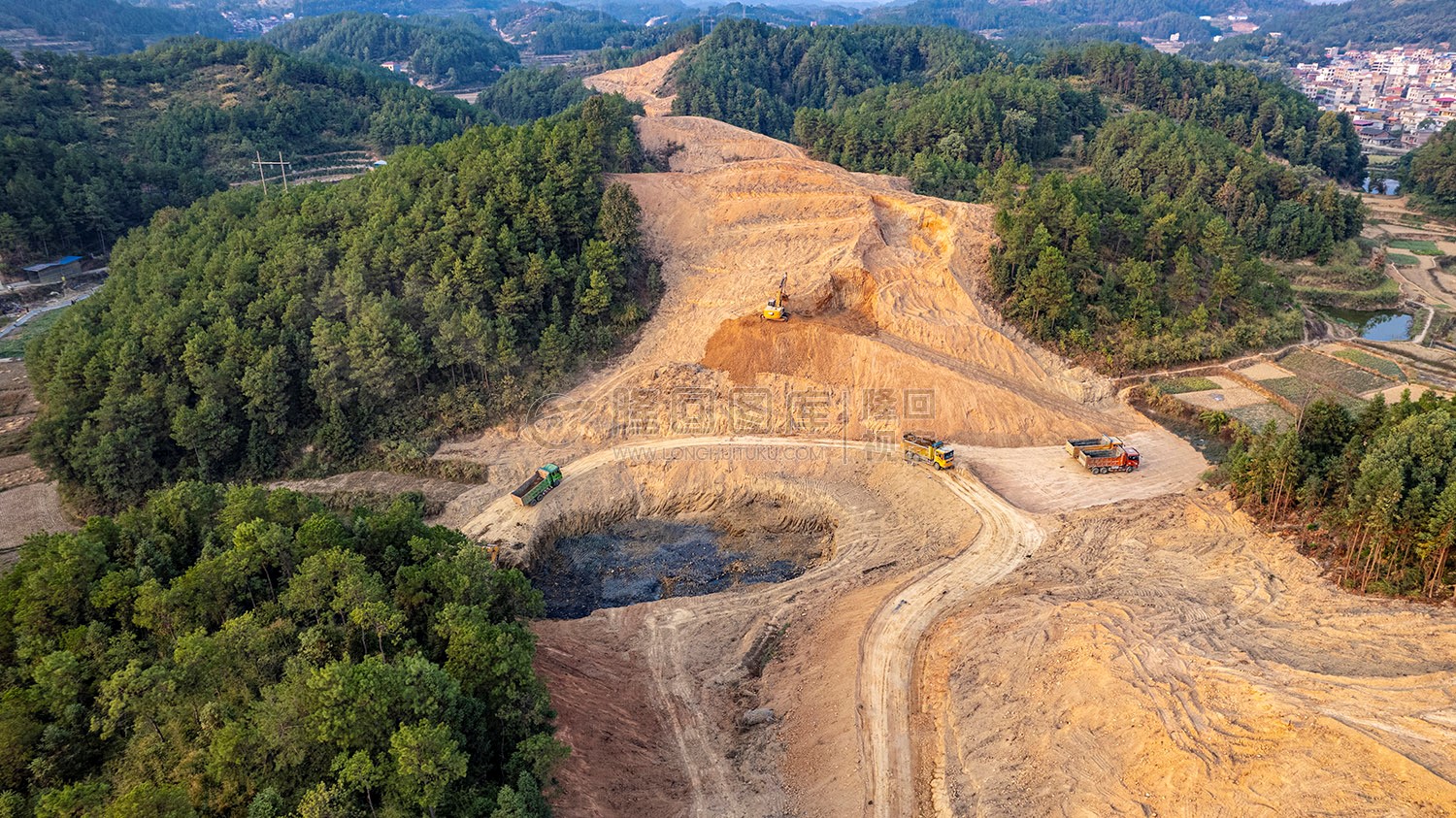 新新高速屋主塘枢纽，开挖建设中