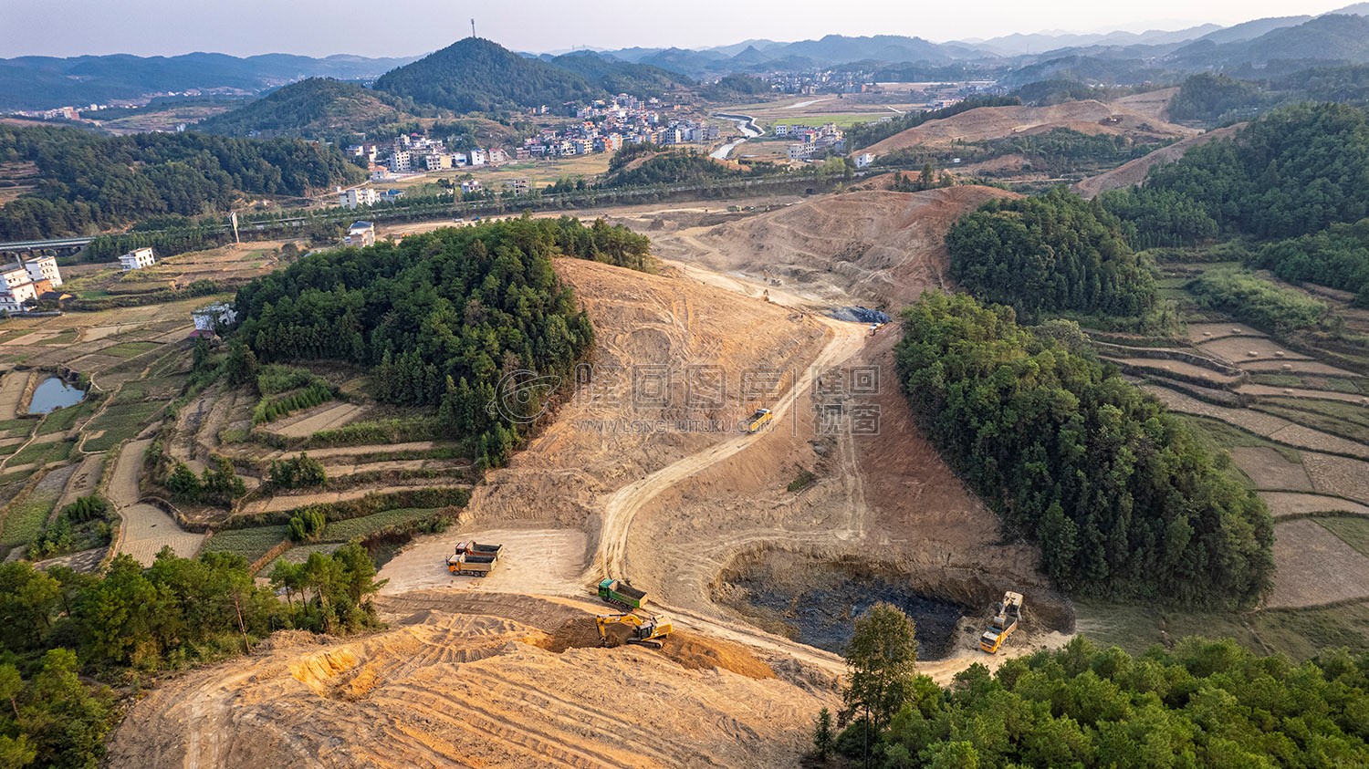 新新高速屋主塘枢纽，开挖建设中