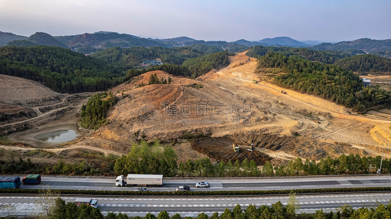 新新高速屋主塘枢纽，开挖建设中