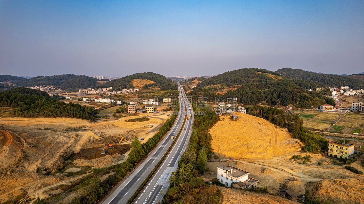 新新高速屋主塘枢纽，开挖建设中