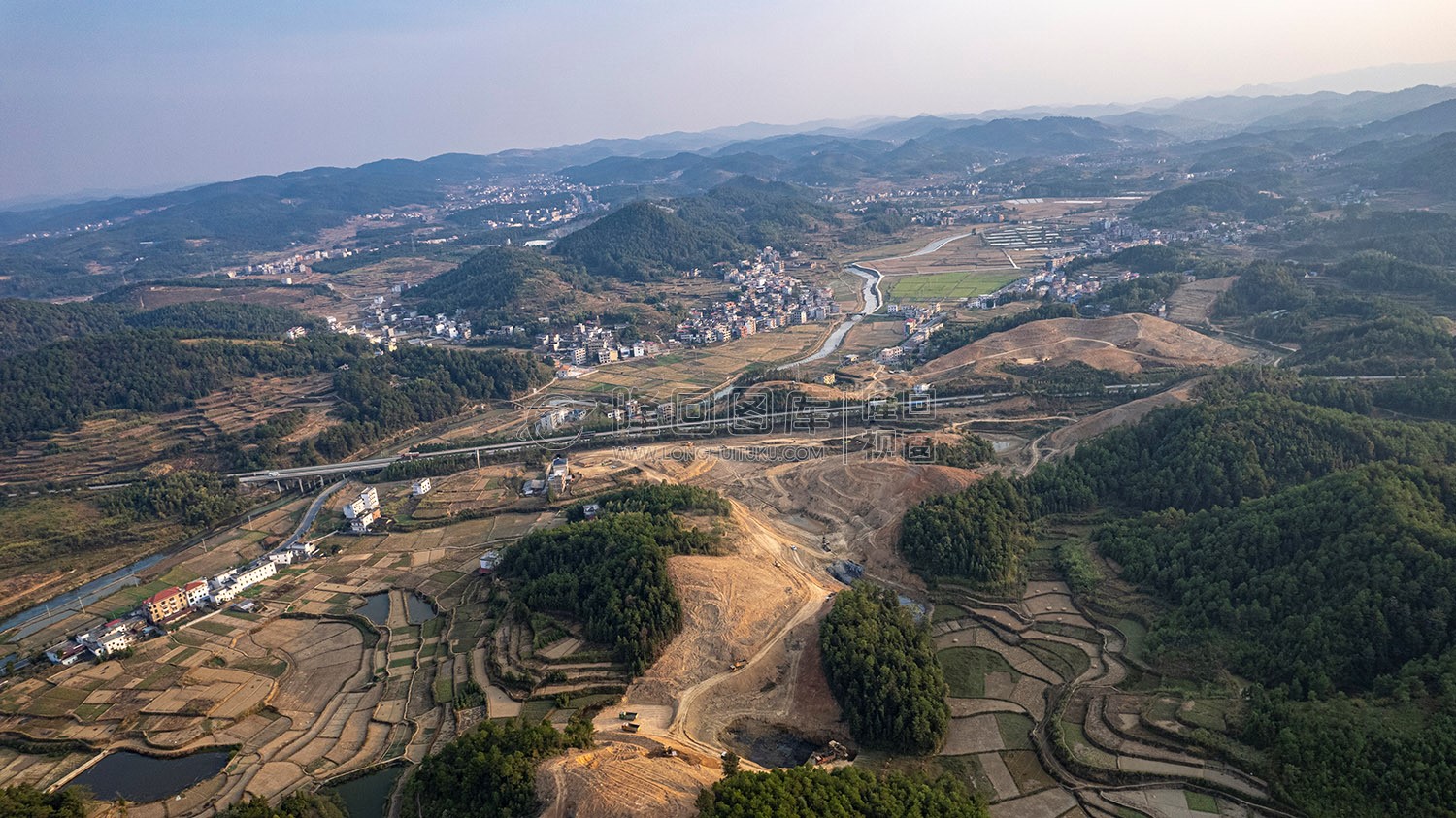 新新高速屋主塘枢纽，开挖建设中