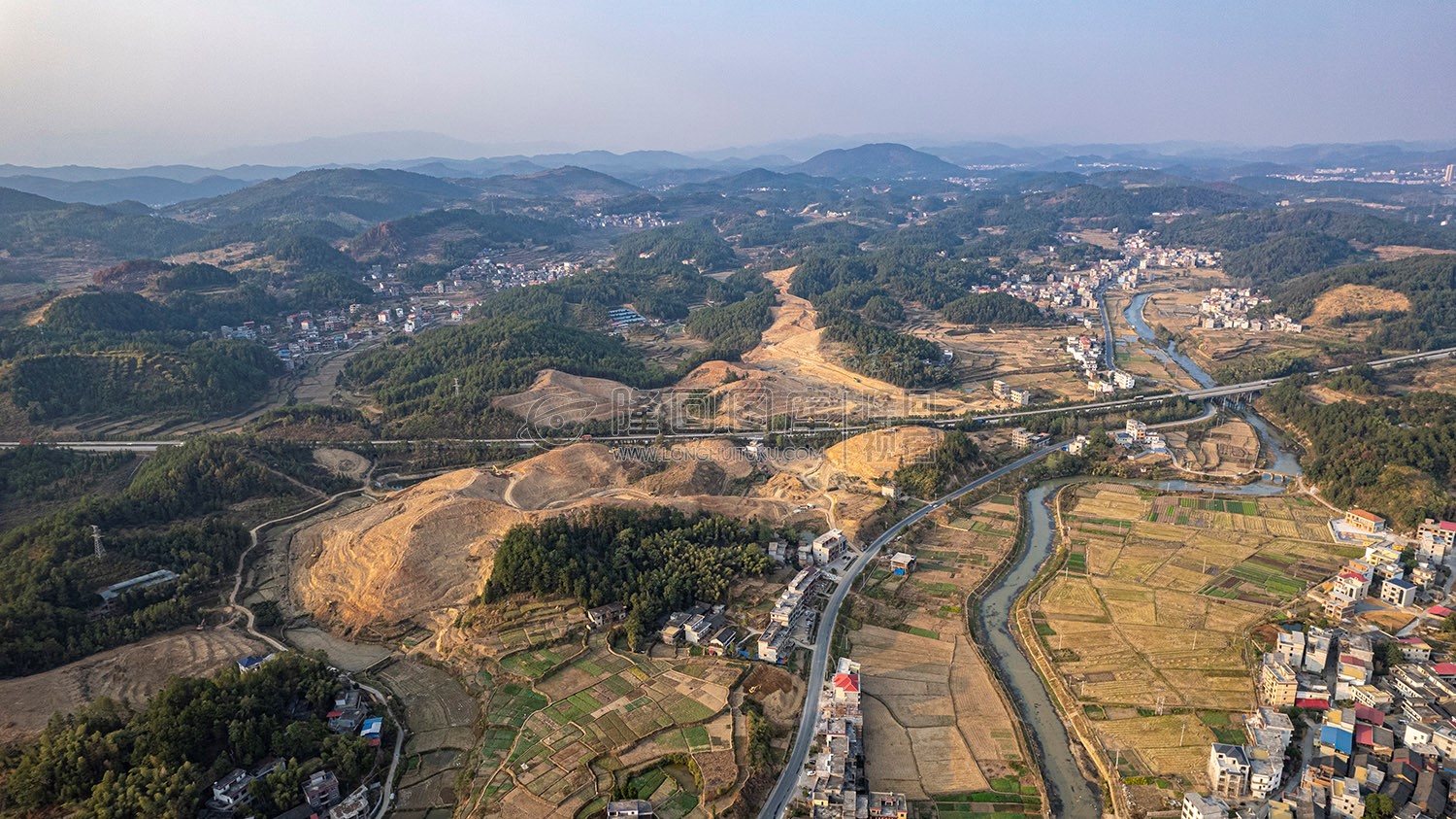 新新高速屋主塘枢纽，开挖建设中