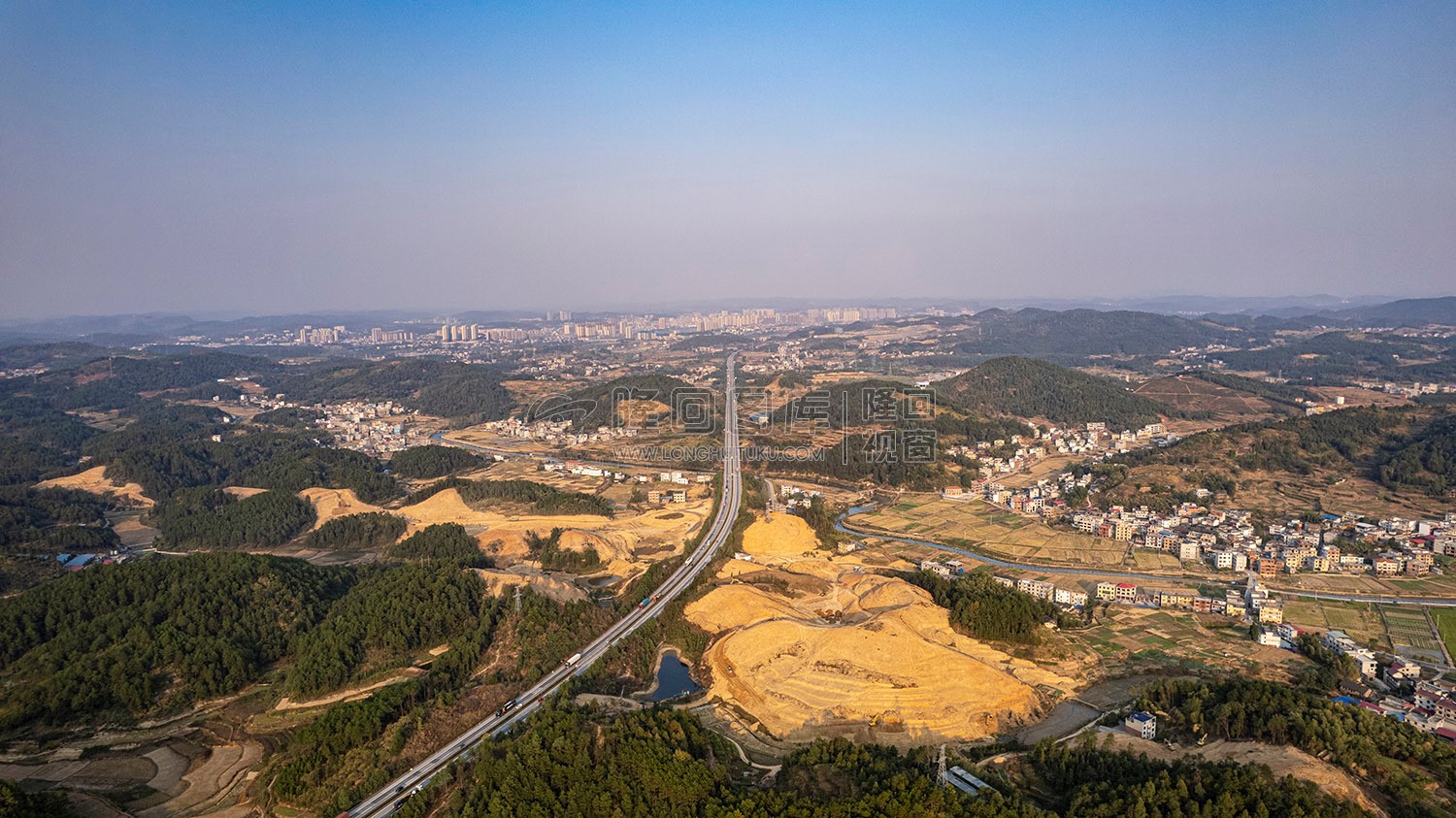 新新高速屋主塘枢纽，开挖建设中