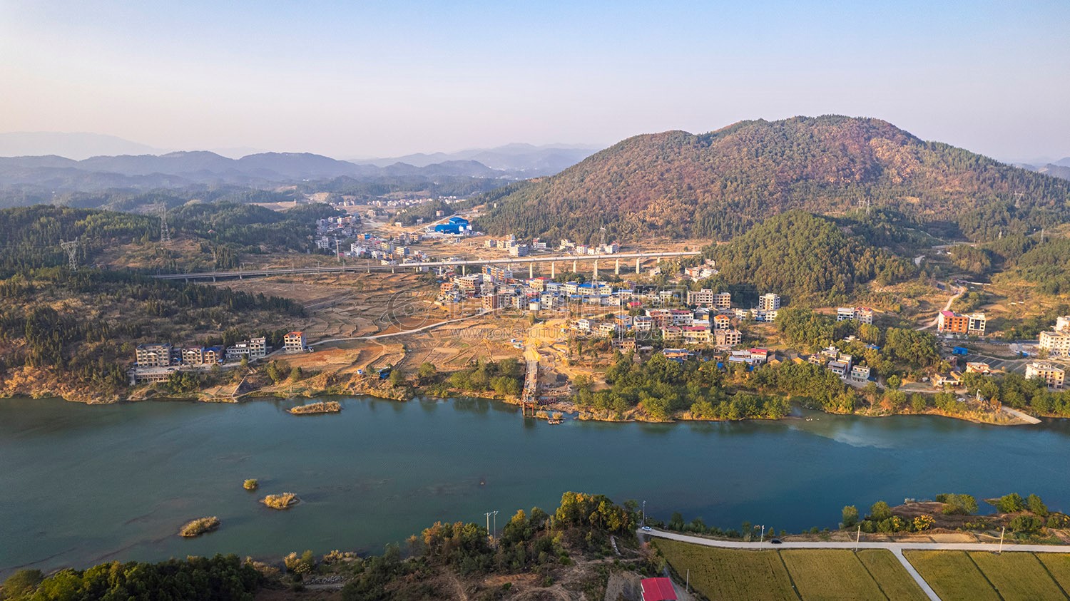 新新高速赧水特大桥，建设中