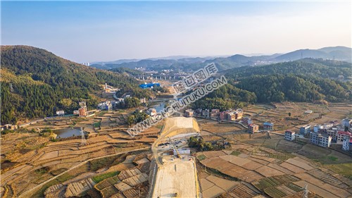 新新高速赧水特大桥，建设中