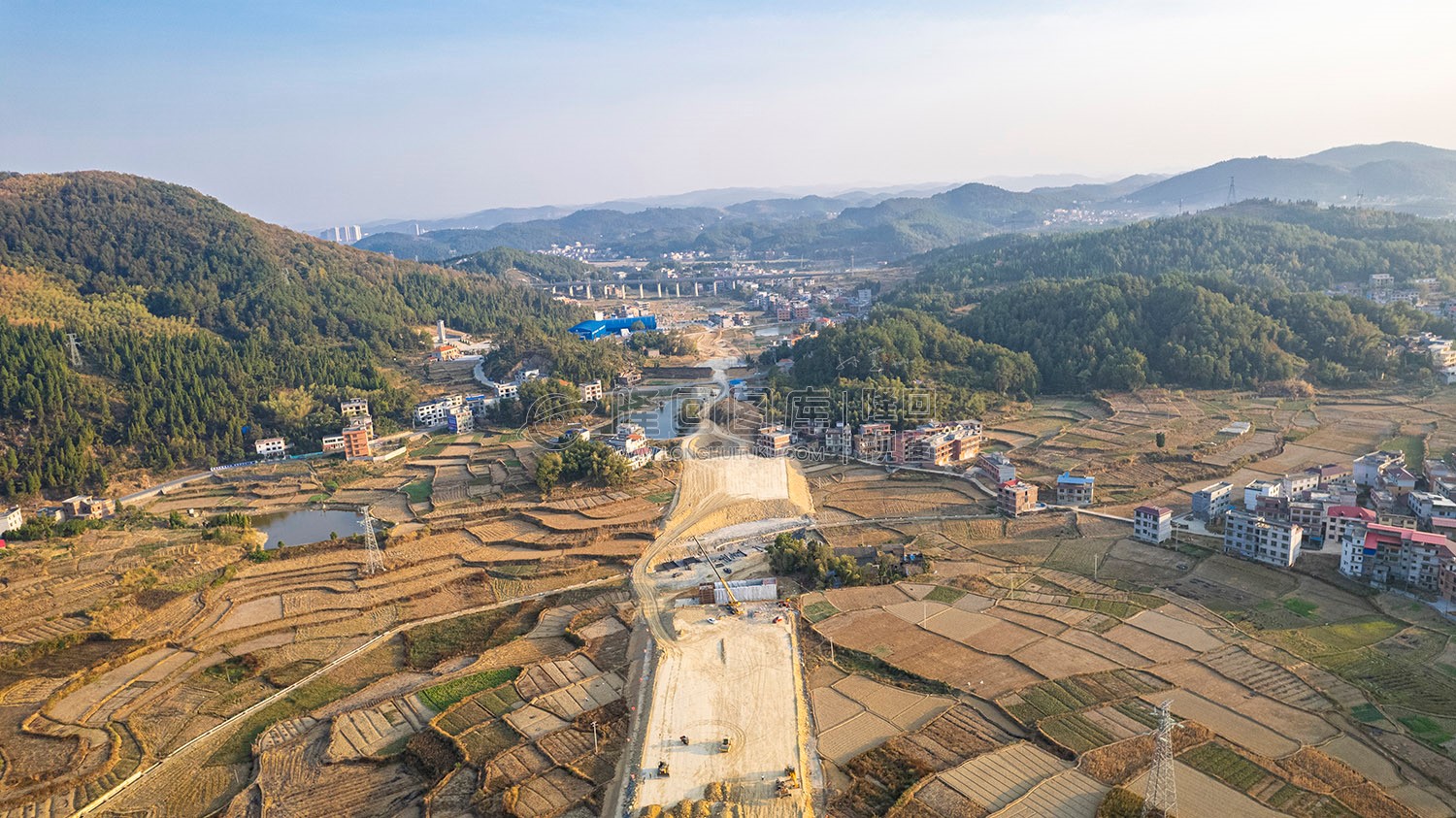 新新高速赧水特大桥，建设中