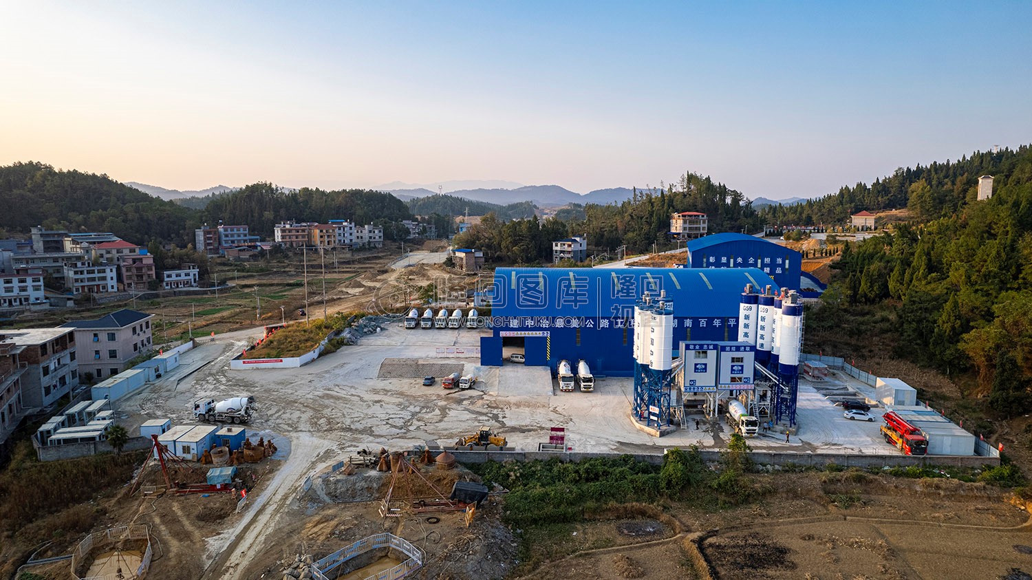 新新高速赧水特大桥，建设中