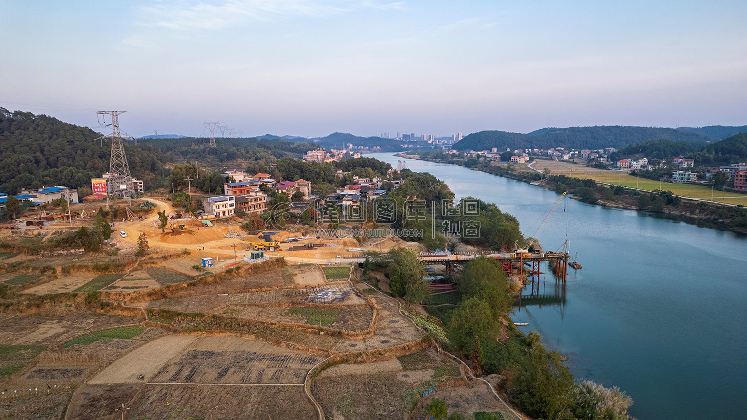 新新高速赧水特大桥，建设中