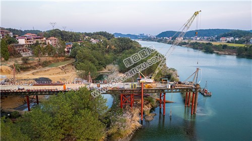新新高速赧水特大桥，建设中