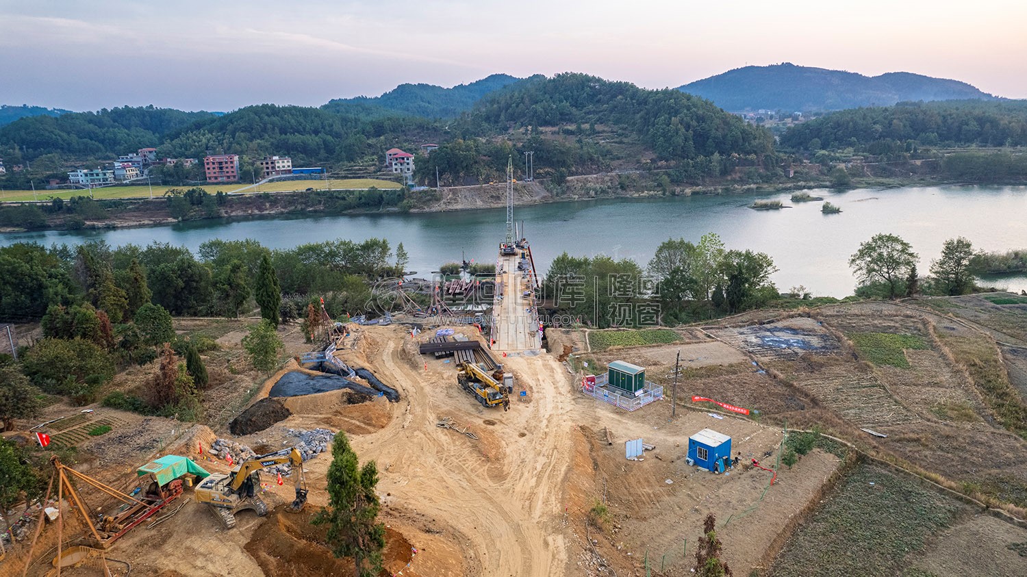 新新高速赧水特大桥，建设中