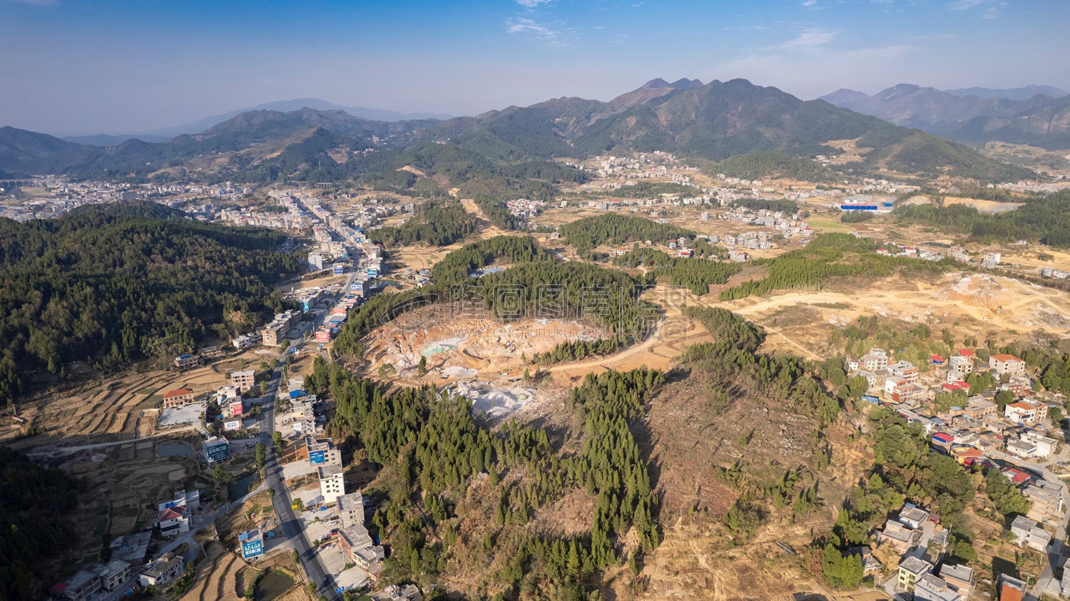 新新高速六都寨互通，建设中