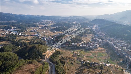 新新高速六都寨互通，建设中