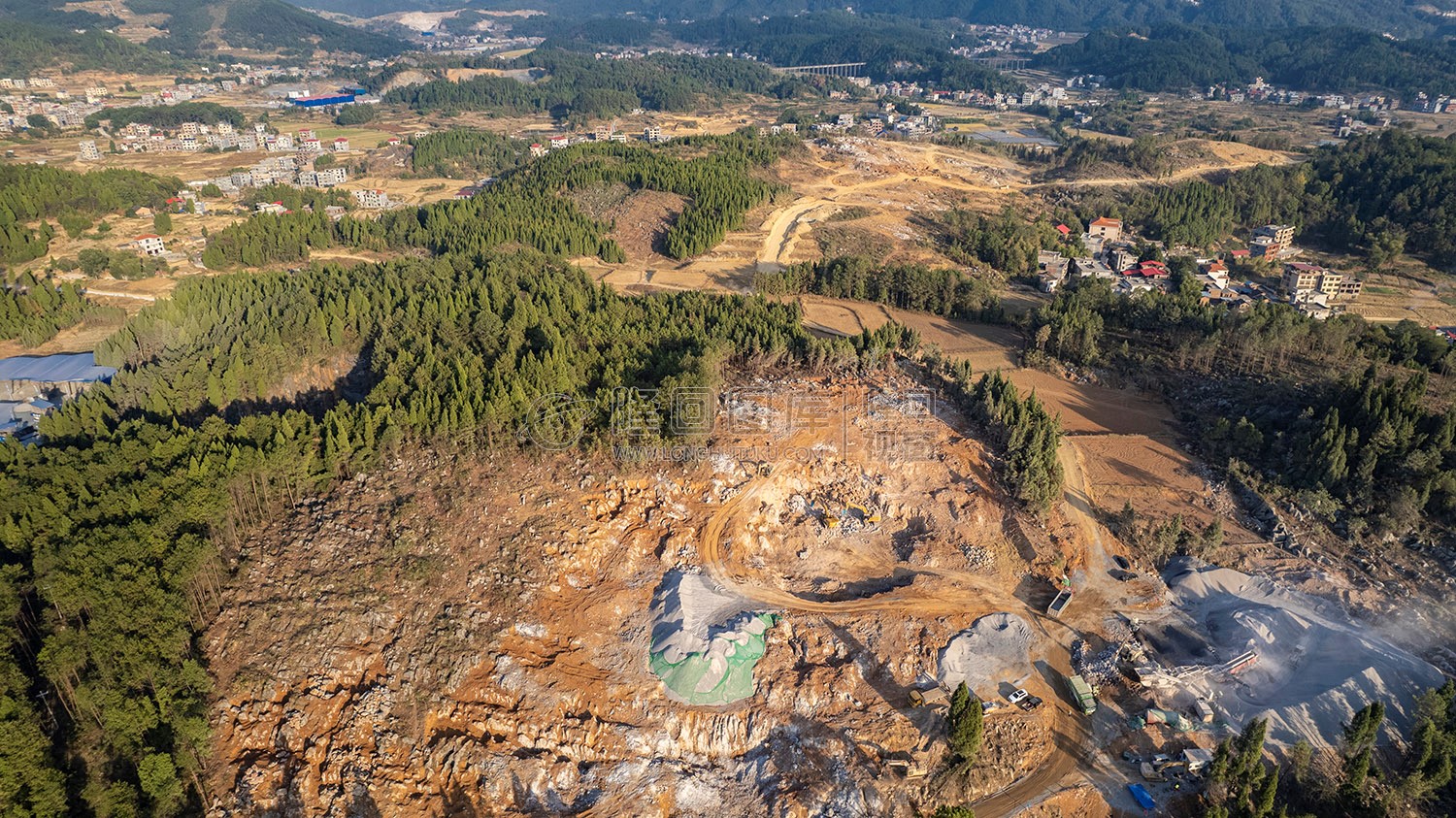新新高速六都寨互通，建设中
