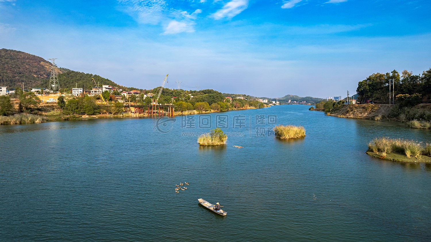 赧水河里的一叶孤舟