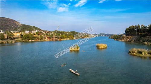 赧水河里的一叶孤舟