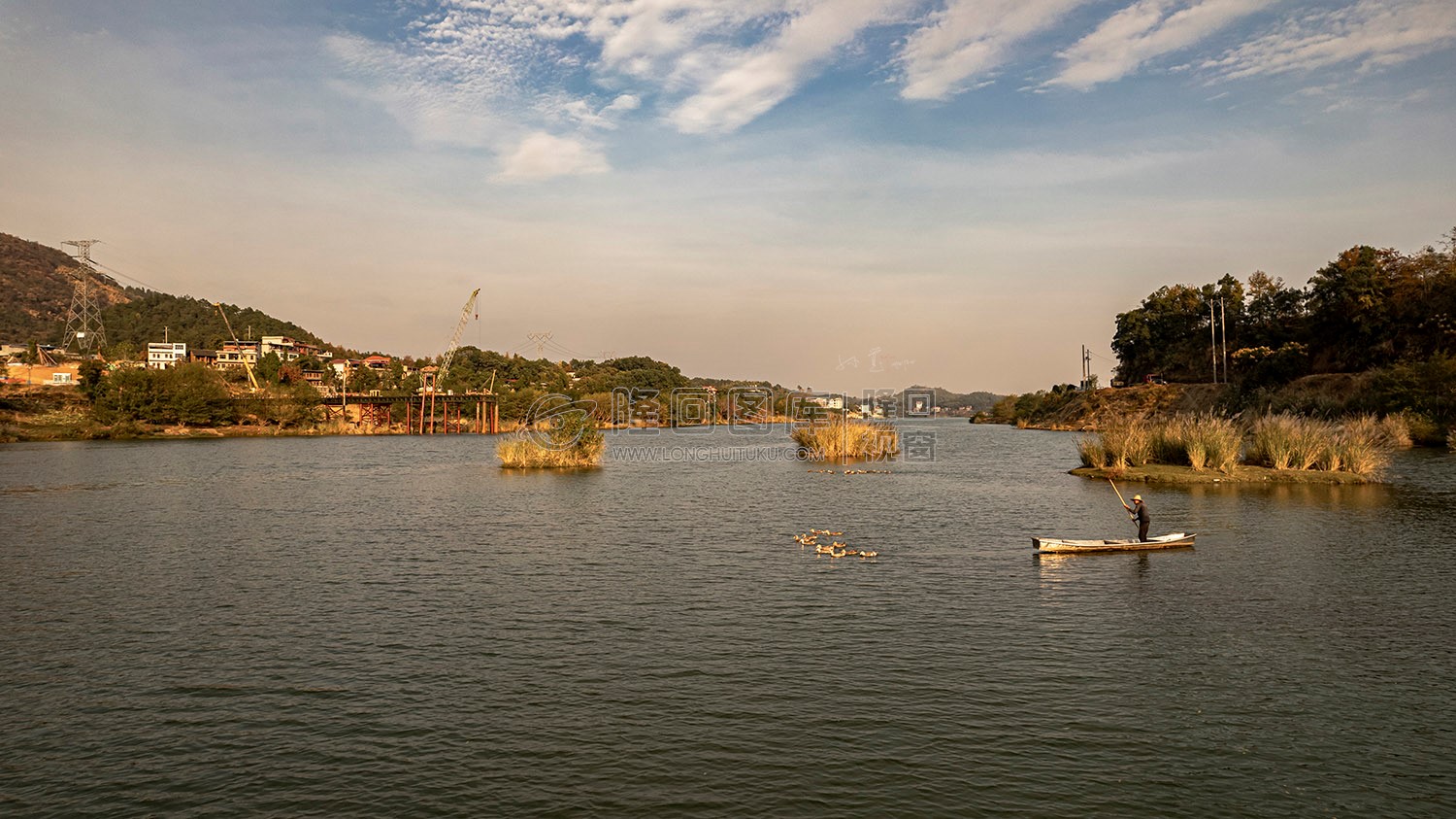 赧水河里的一叶孤舟