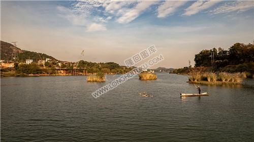 赧水河里的一叶孤舟