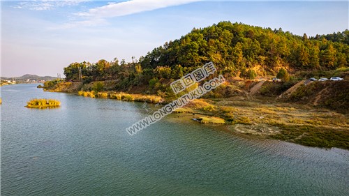 赧水河里的一叶孤舟