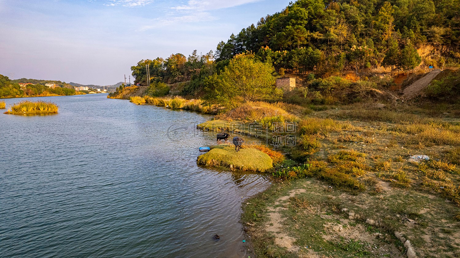 赧水河里的一叶孤舟