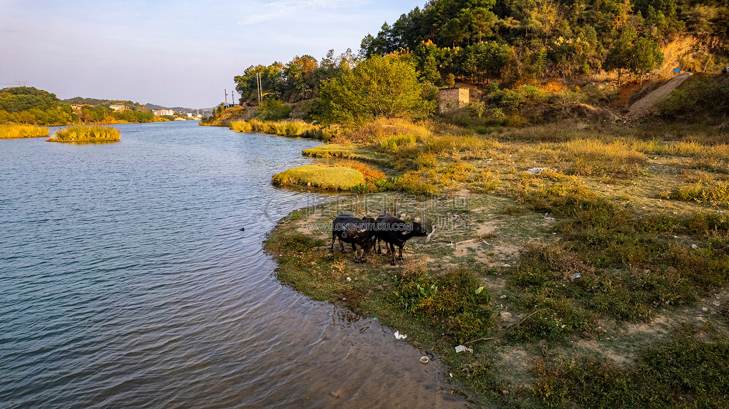 赧水河里的一叶孤舟