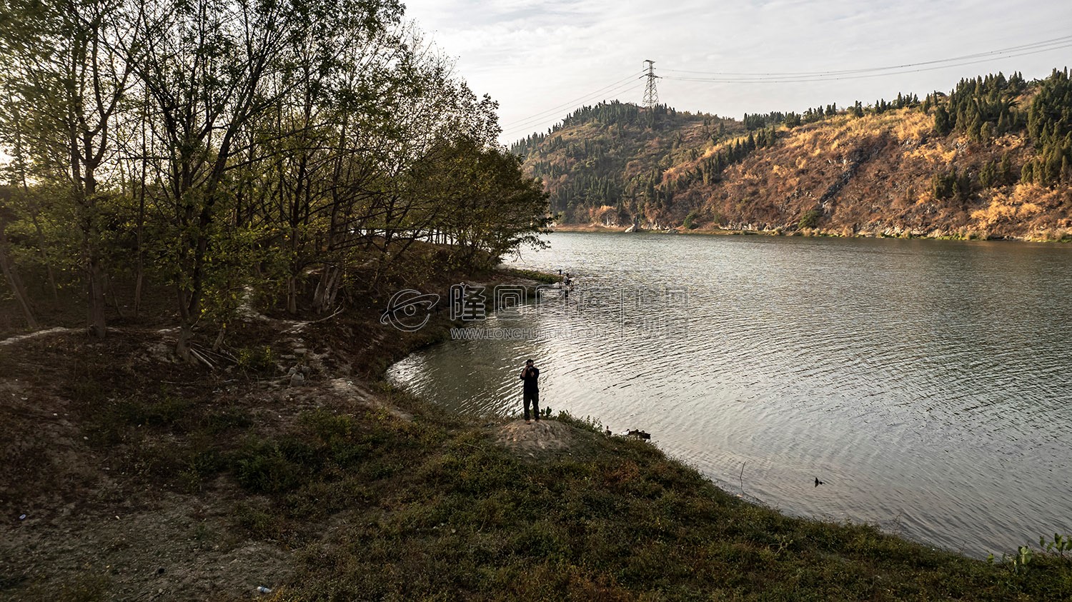赧水河里的一叶孤舟