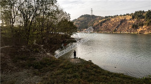 赧水河里的一叶孤舟