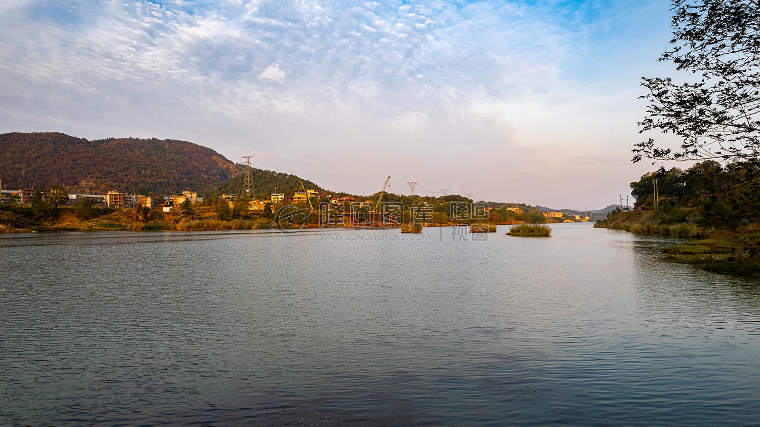 赧水河里的一叶孤舟