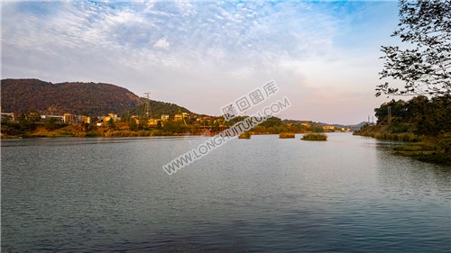 赧水河里的一叶孤舟